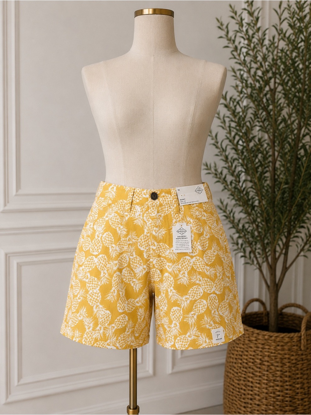 St. John's Bay Yellow Pineapple Print Women's Shorts size 10